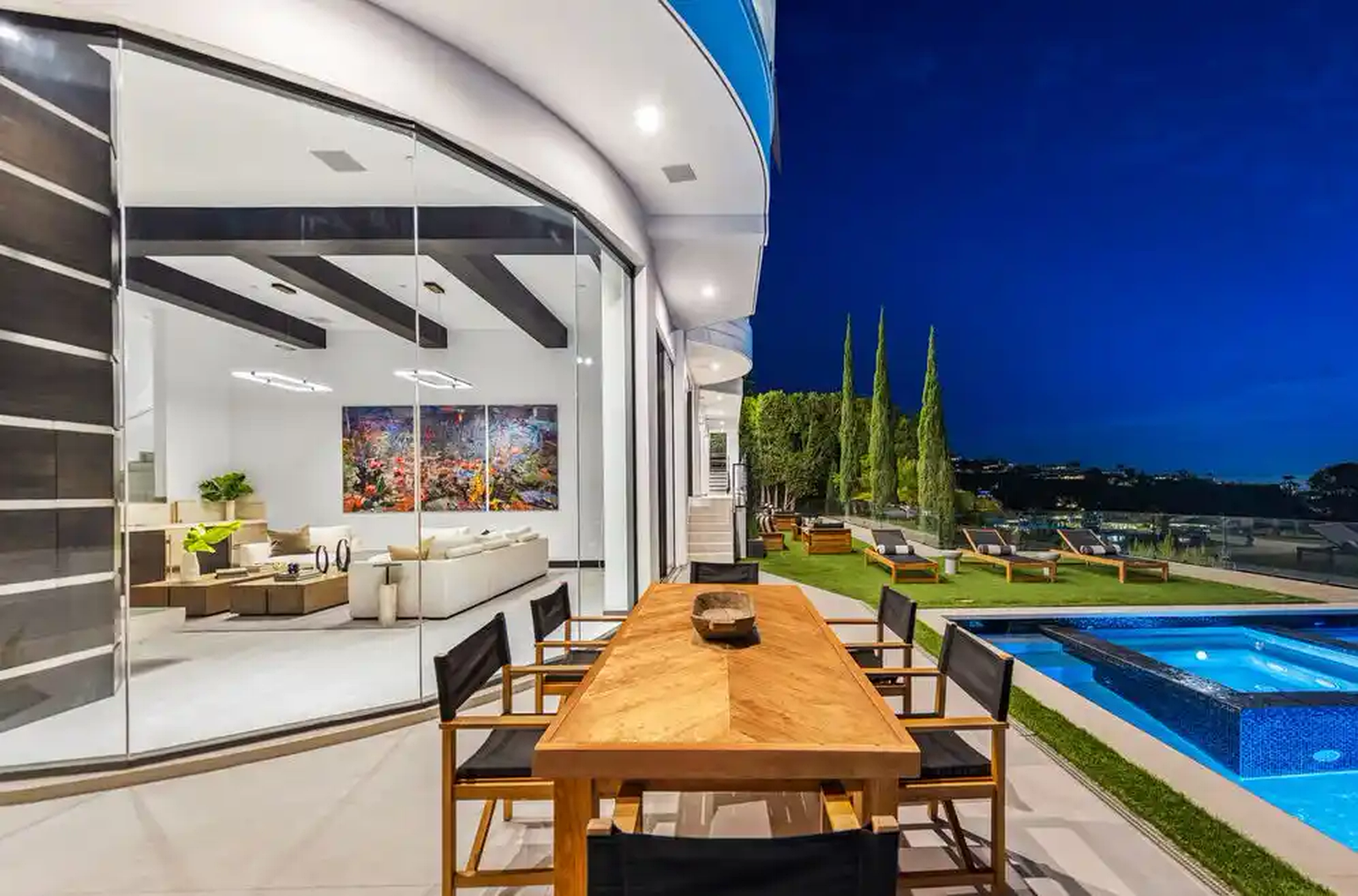 Beverly Crest terrace dining area