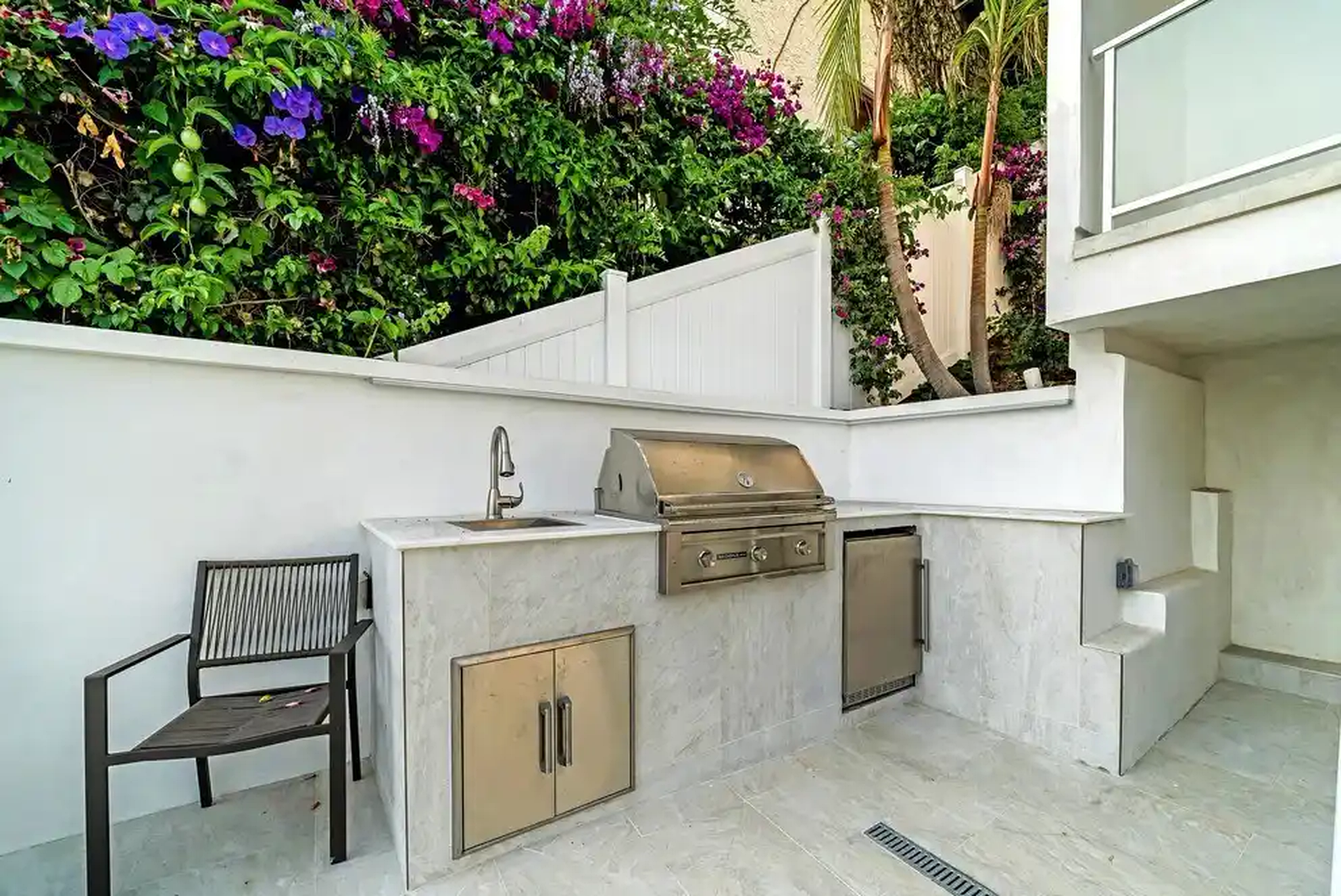 Castellamare outdoor kitchen and garden wall