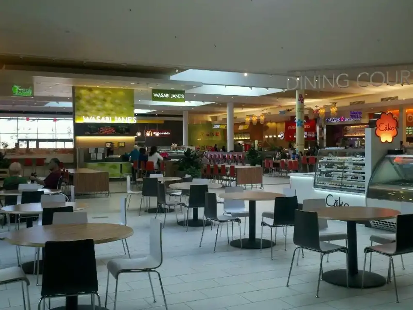 Shopping centre dining commons with mixed seating